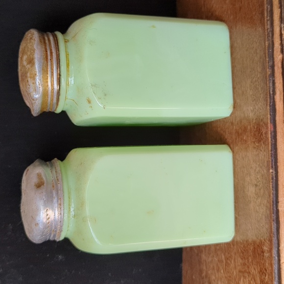 Mckee Jadeite Kitchenware Shakers - Picture 4 of 8